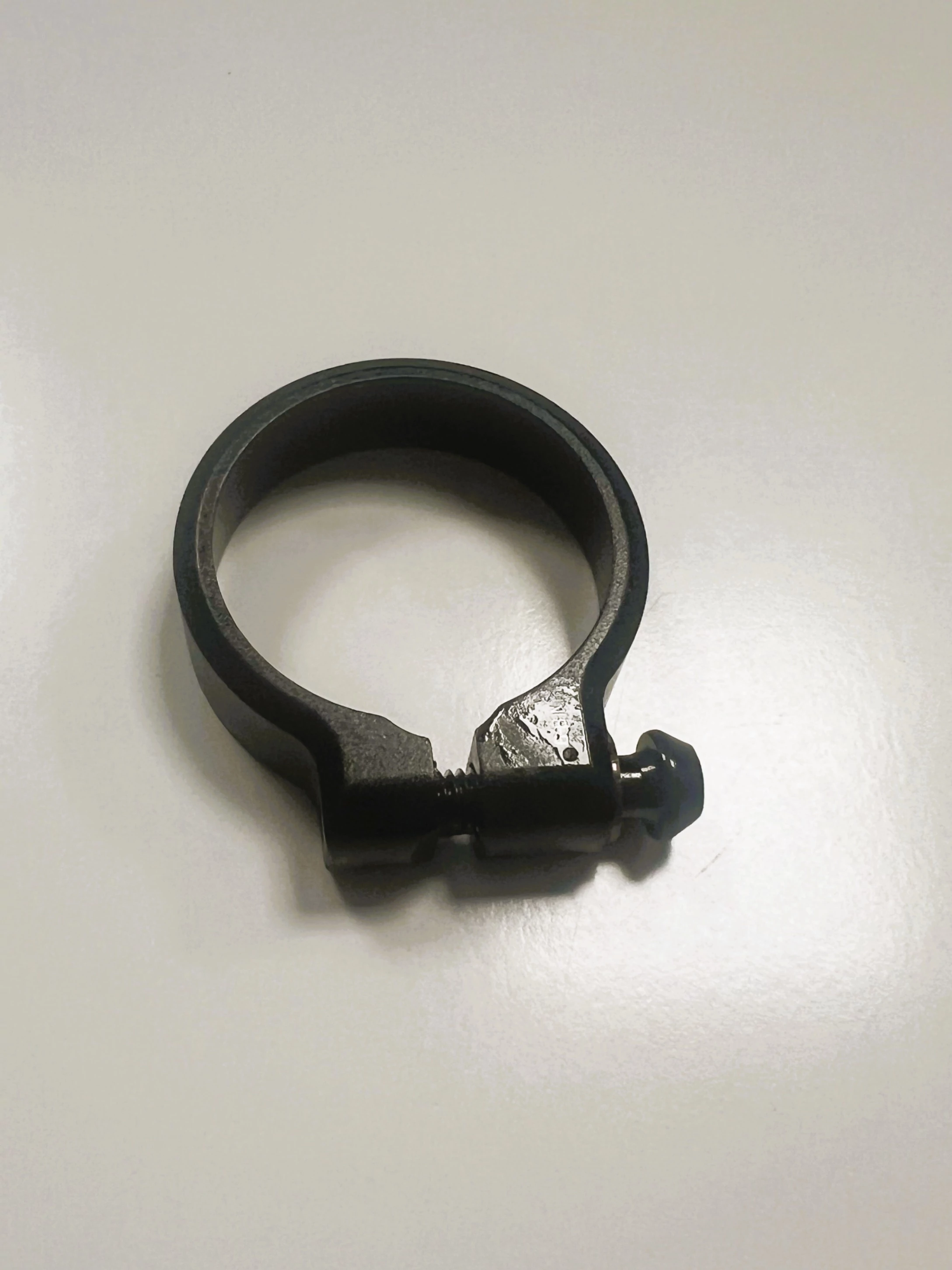 SEAT CLAMP SC-A 39.0 UPPER CHAMPER, BLACK W/SCREW AND SPACER, BLACK NYEREG